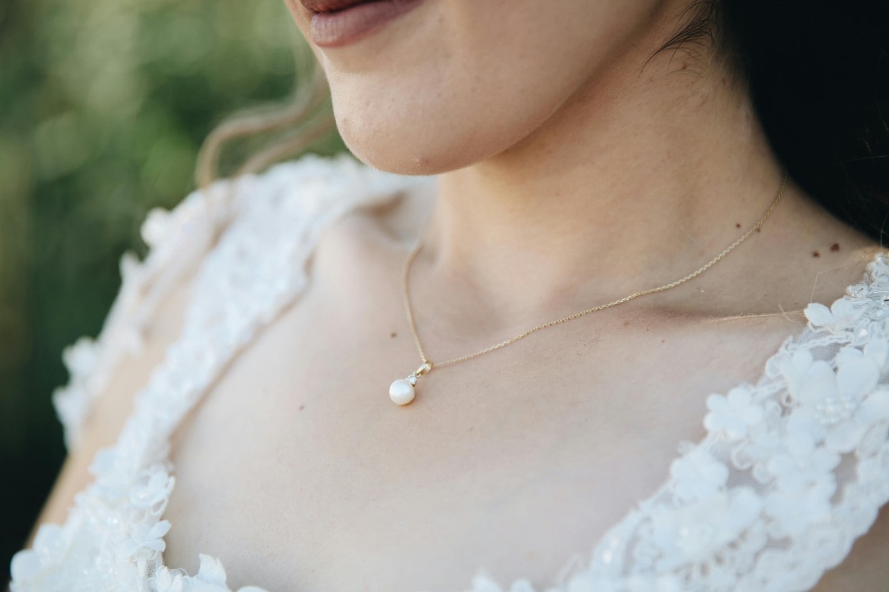 A pearl necklace pendant